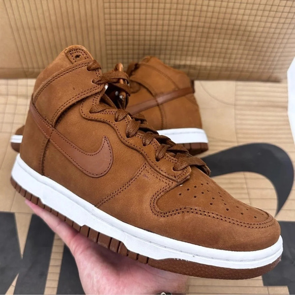W Nike Dunk High PRM MF Suede Brown/White - Picture 2 of 11